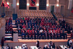 Gesamtbild der Veteranen auf der Bühne im Casino Bern.