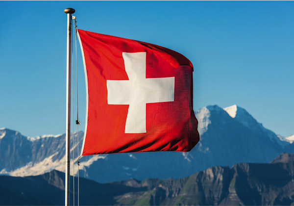 Schweizerfahne mit Bergen im Hintergrund