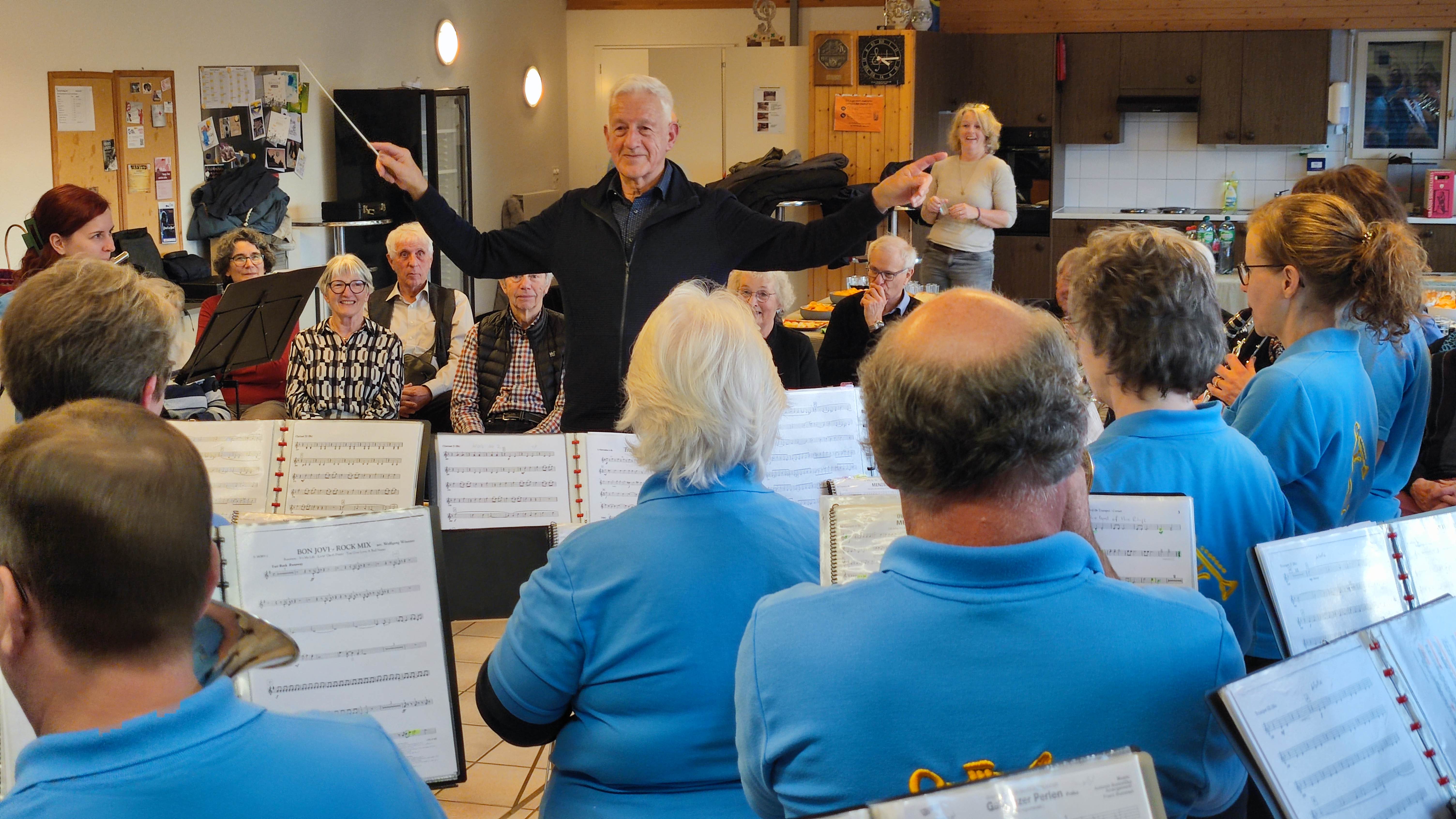 Peter Siegenthaler als "Dirigent" vor der MG Uttigen