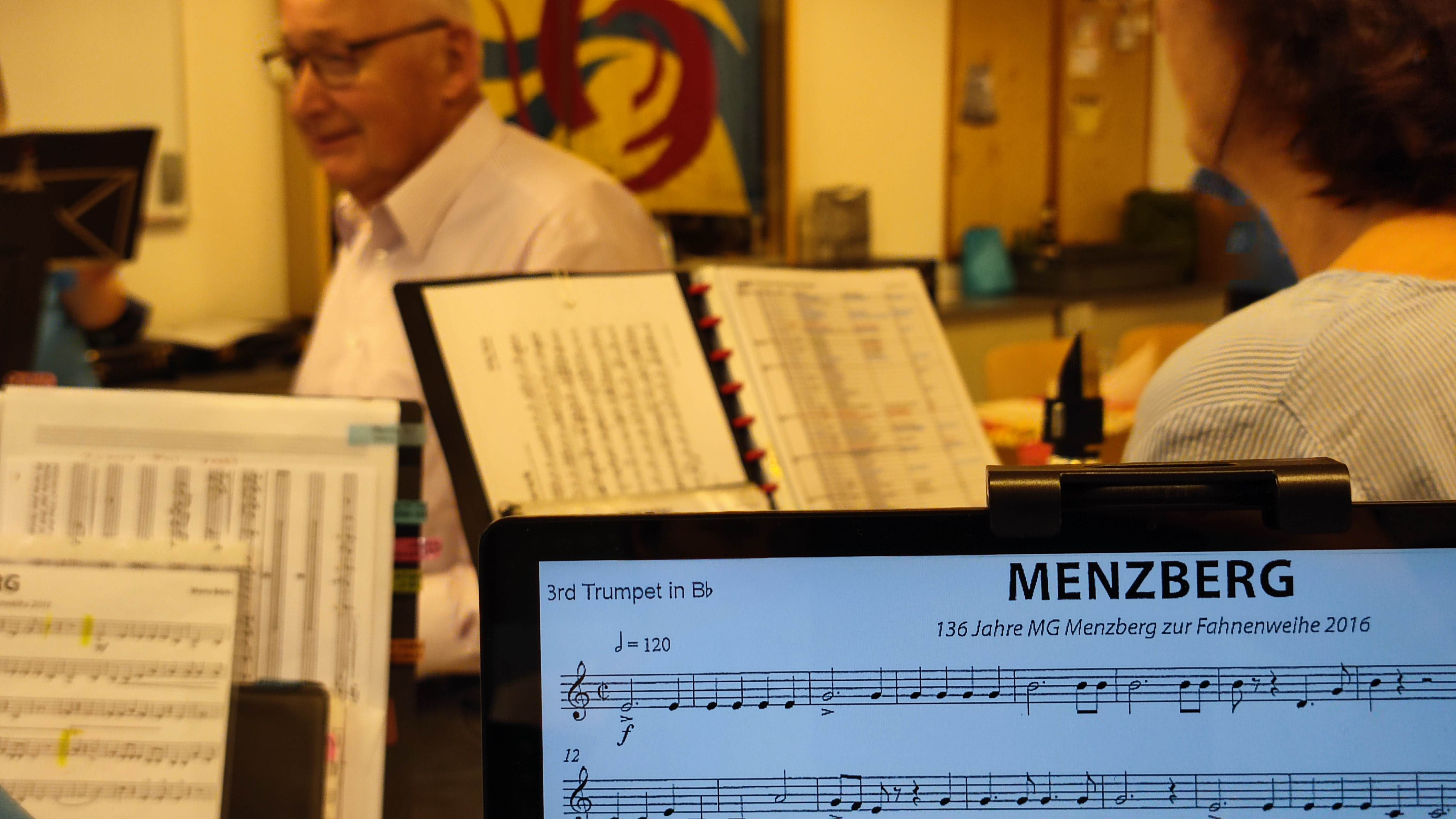 Ernst Schaller. Im Vordergrund Noten vom Marsch "Menzberg" von Mario Bürki.