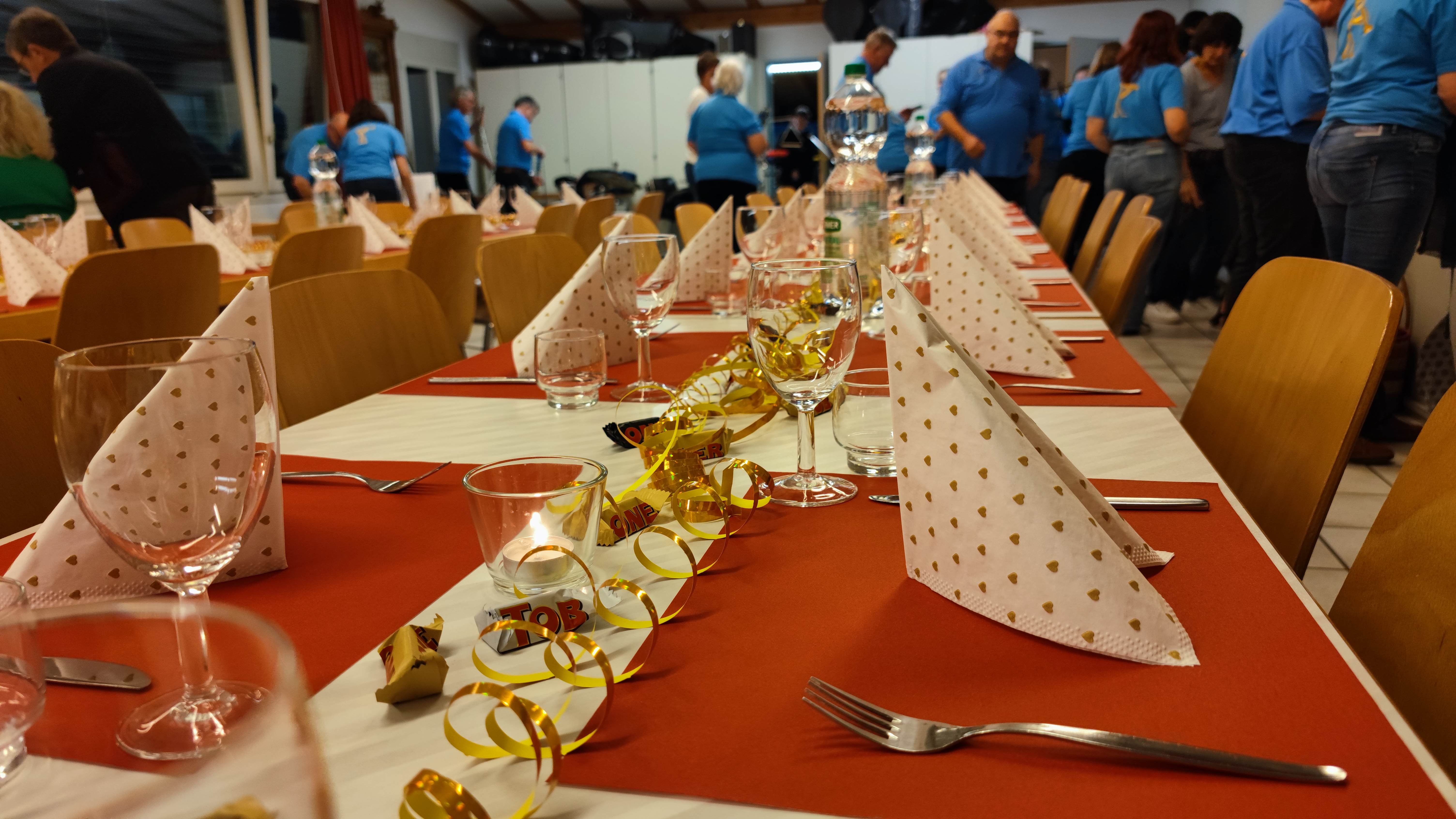 Gedeckte Tische warten auf die Gäste.