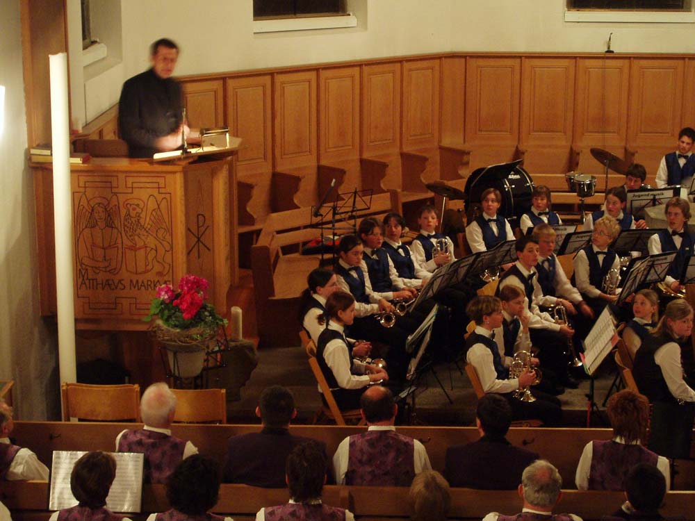 Pfarrer auf Kanzel hält Kurzandacht.