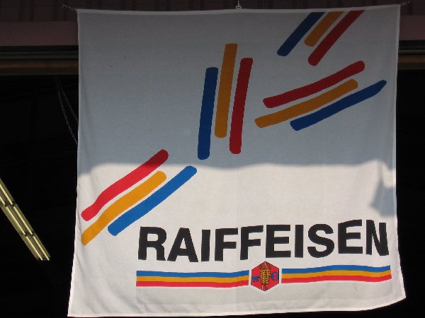 Fahne mit Raiffeisen-Logo.