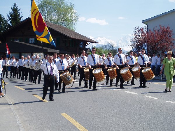 Die MGU in weissen Hemden auf dem Rückmarsch.