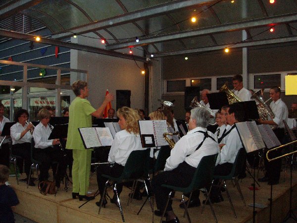 Die MGU bei schummrigem Licht unter dem Baldachin beim Mehrzweckgebäude.