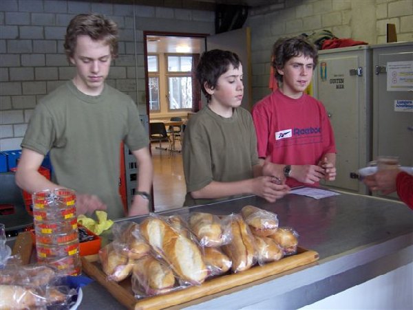 Leu's bei der Essensausgabe.
