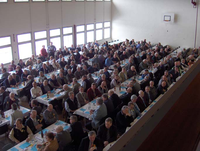 Vollbesetzte Turnhalle.