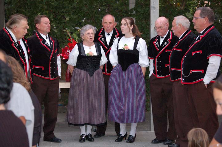 Jodlerclub Uttigen im Halbkreis.