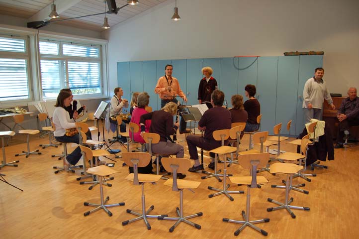 Wir machen uns im Musikzimmer bereit. Noch sind zahlreiche Stühle nicht besetzt.