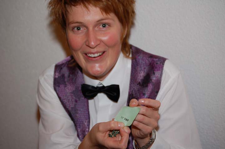 Manuela mit Losnummer.