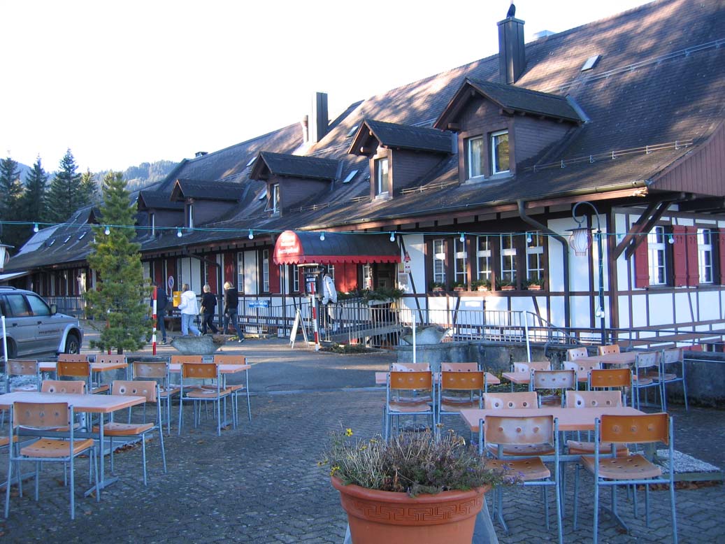 Das Gebäude von aussen mit Gartensitzplatz im Vordergrund.