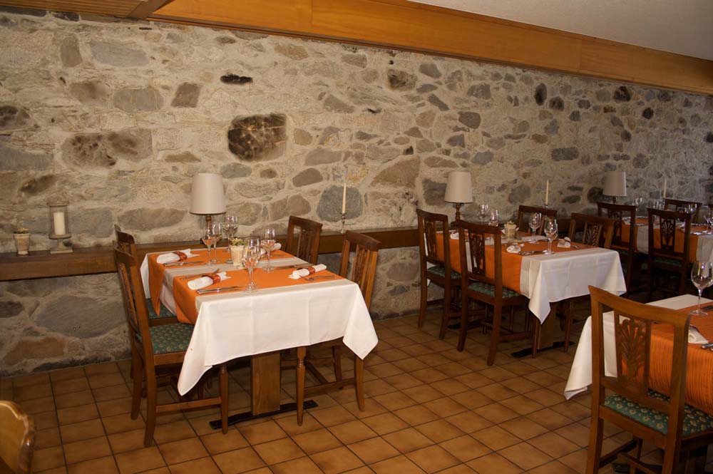 Tische im neu eröffneten Restaurant.