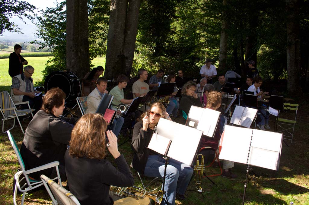 Die MGU sitzt im Wald zum Spielen bereit.