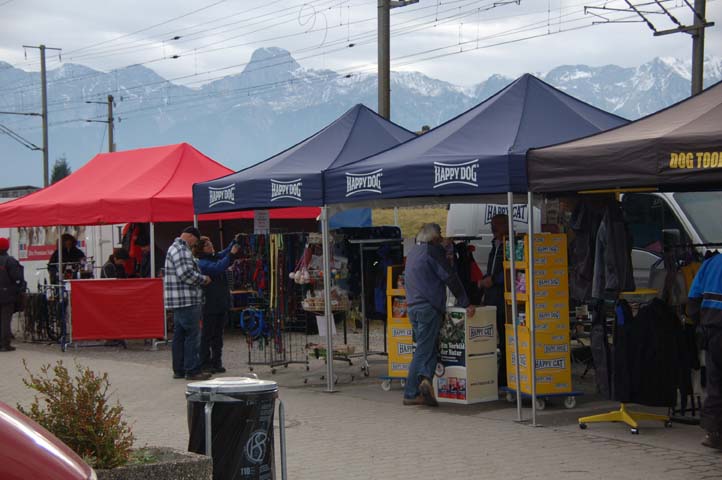 Farbige Zelte an der Bahnlinie entlang.