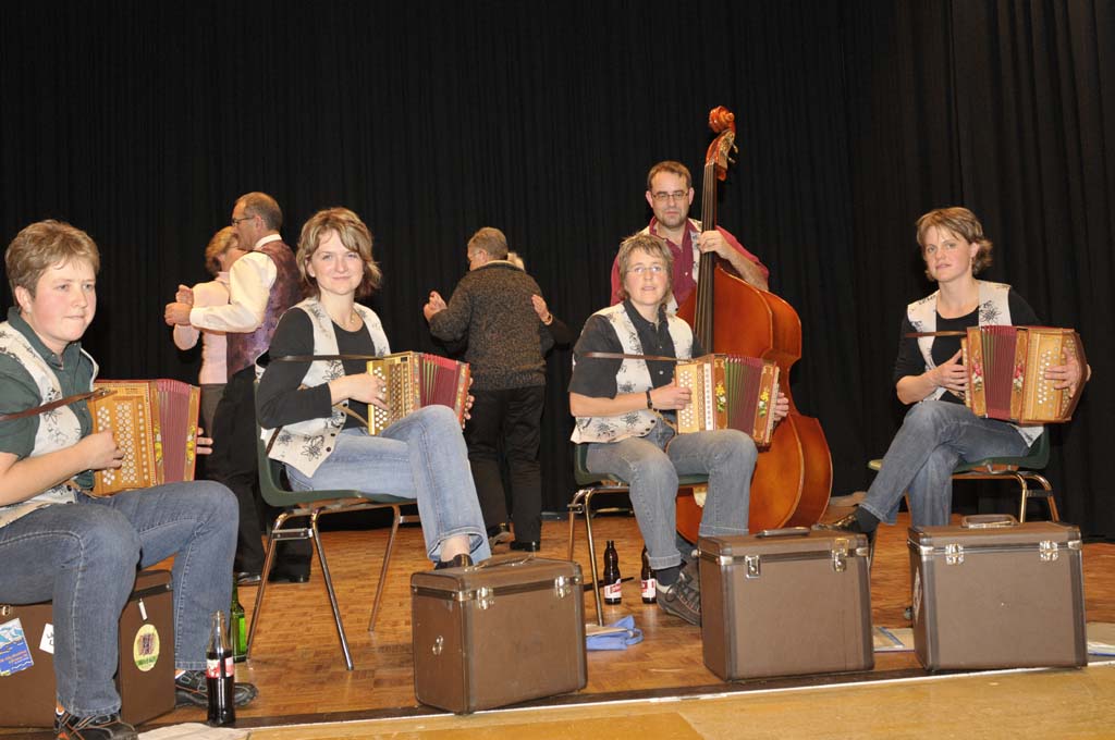 Vier Handörgeli- und ein Bassgeigenspieler spielen zum Tanz auf.