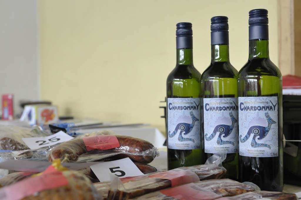 Teil des Gabentempels (Drei Flaschen Weisswein und eine Wurst sind erkennbar. Der Rest ist undeutlich)