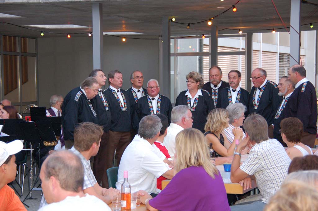 Jodlerclub Uttigen (hinter sitzendem Publikum aufgenommen)
