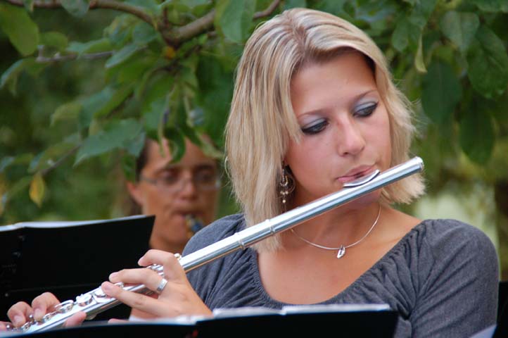 Valentina spielt Querflöte