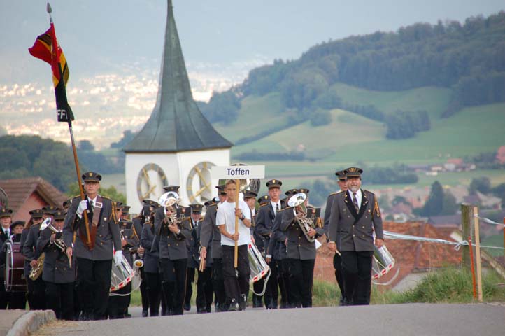 MG Toffen. Im Hintergrund der Turm der Kirche.