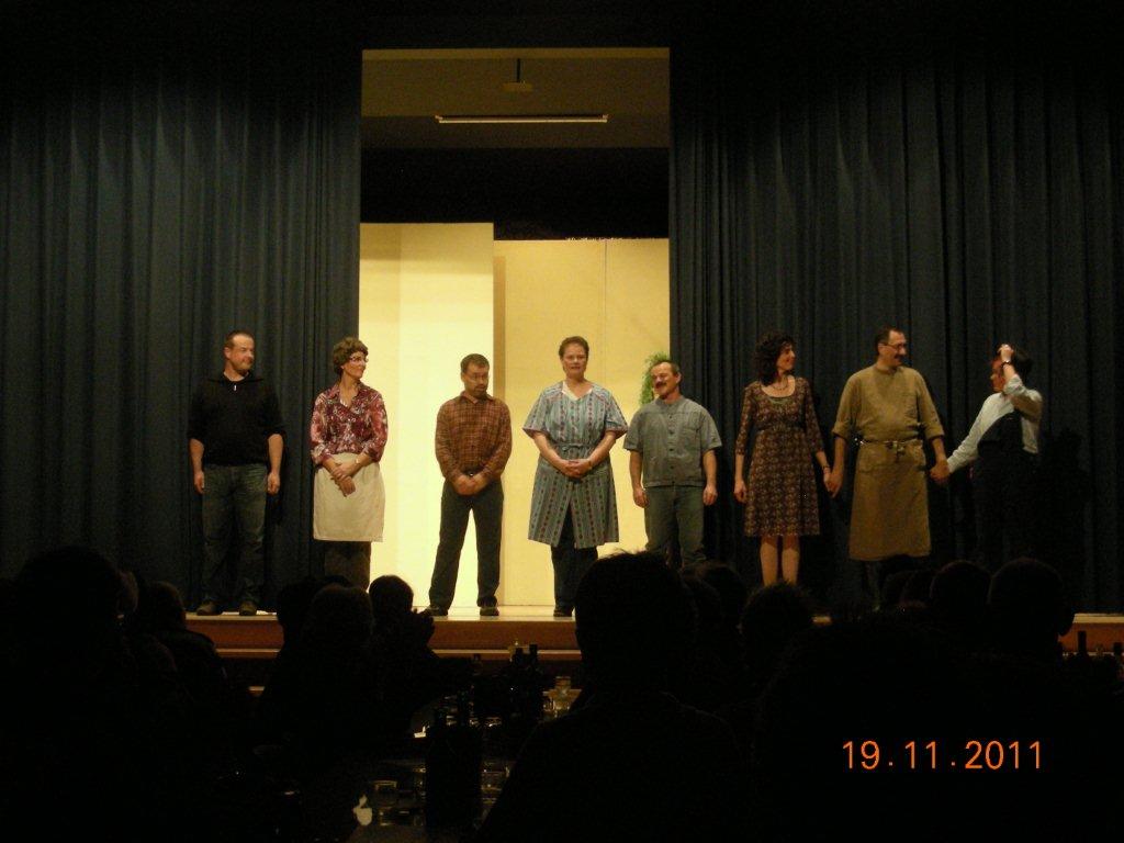 Die Theaterleute nehmen ihren Applaus entgegen.