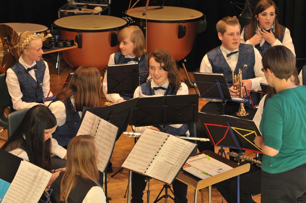 Jungmusikanten auf der Bühne.