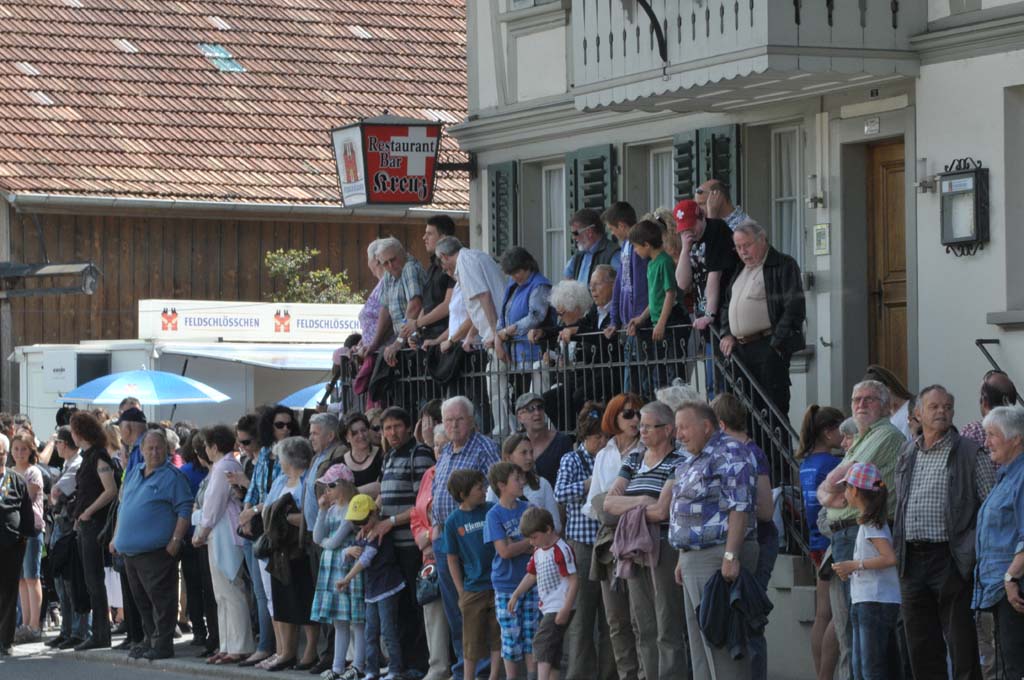 Viele Zuschauer säumen die Umzugsstrecke.