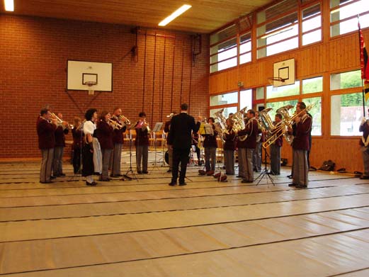 Eine Musikgesellschaft in der Turnhalle