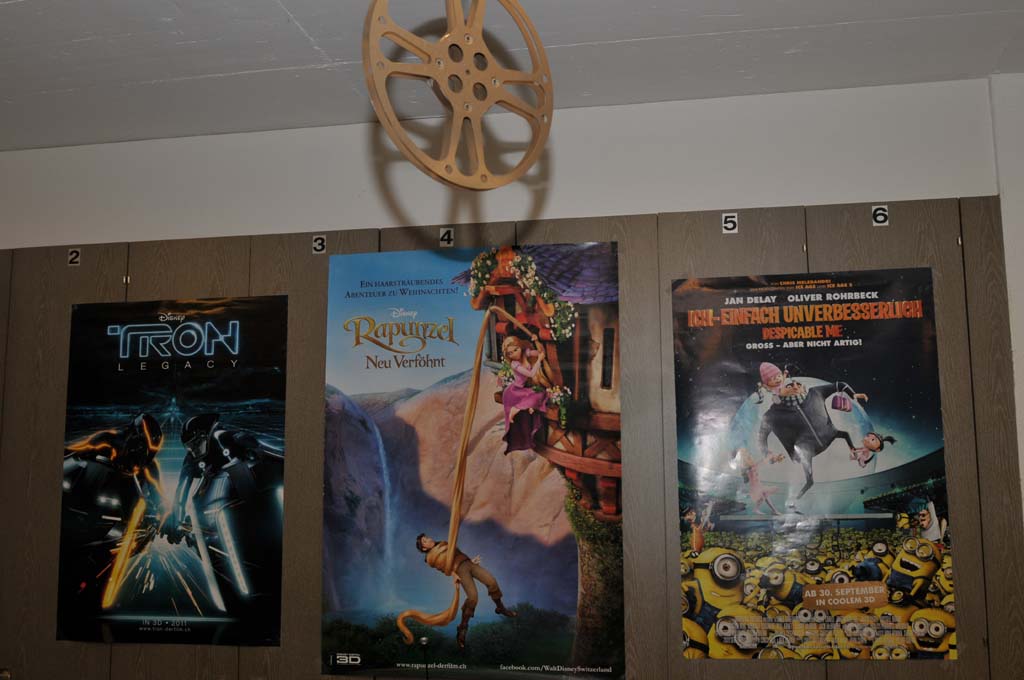 Filmplakate und Filmspule im Foyer der Turnhalle.