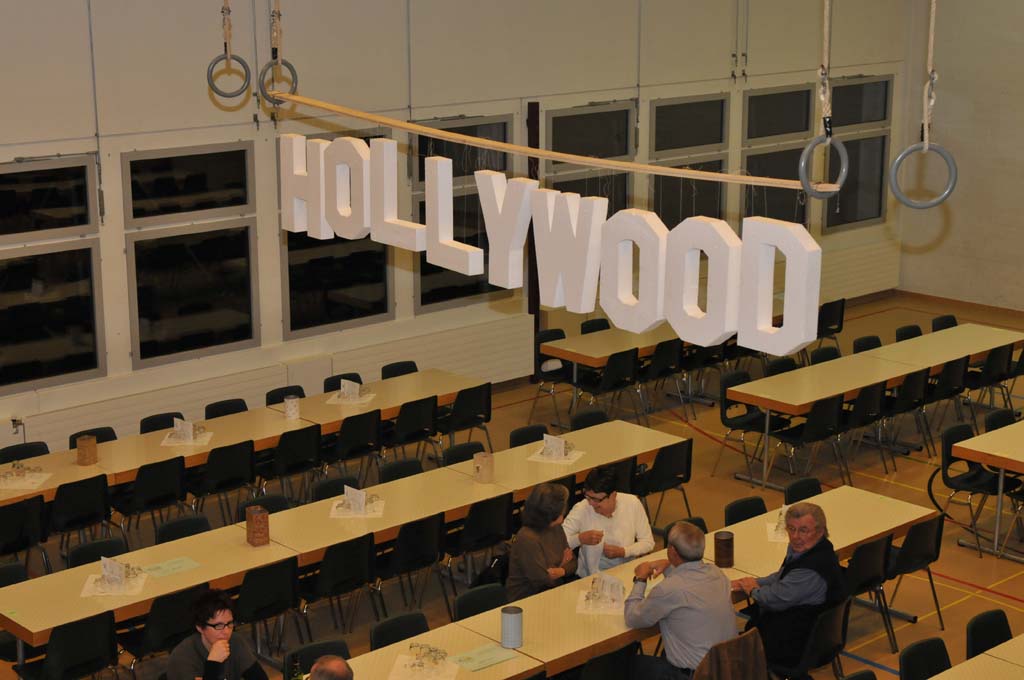 Schriftzug Hollywood hängt an den Ringen von der Decke.
