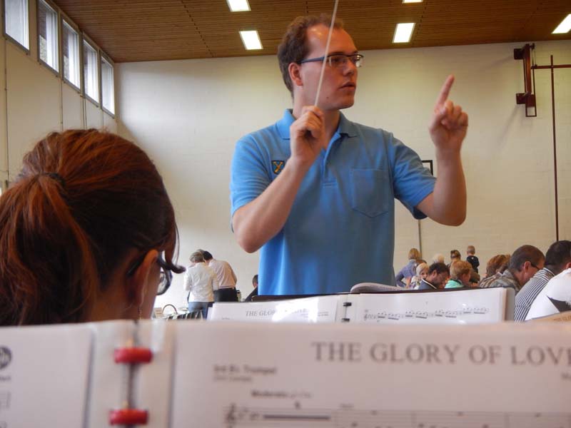 Noten von The Glory of Love. Dahinter Dirigent Sandro Stettler.