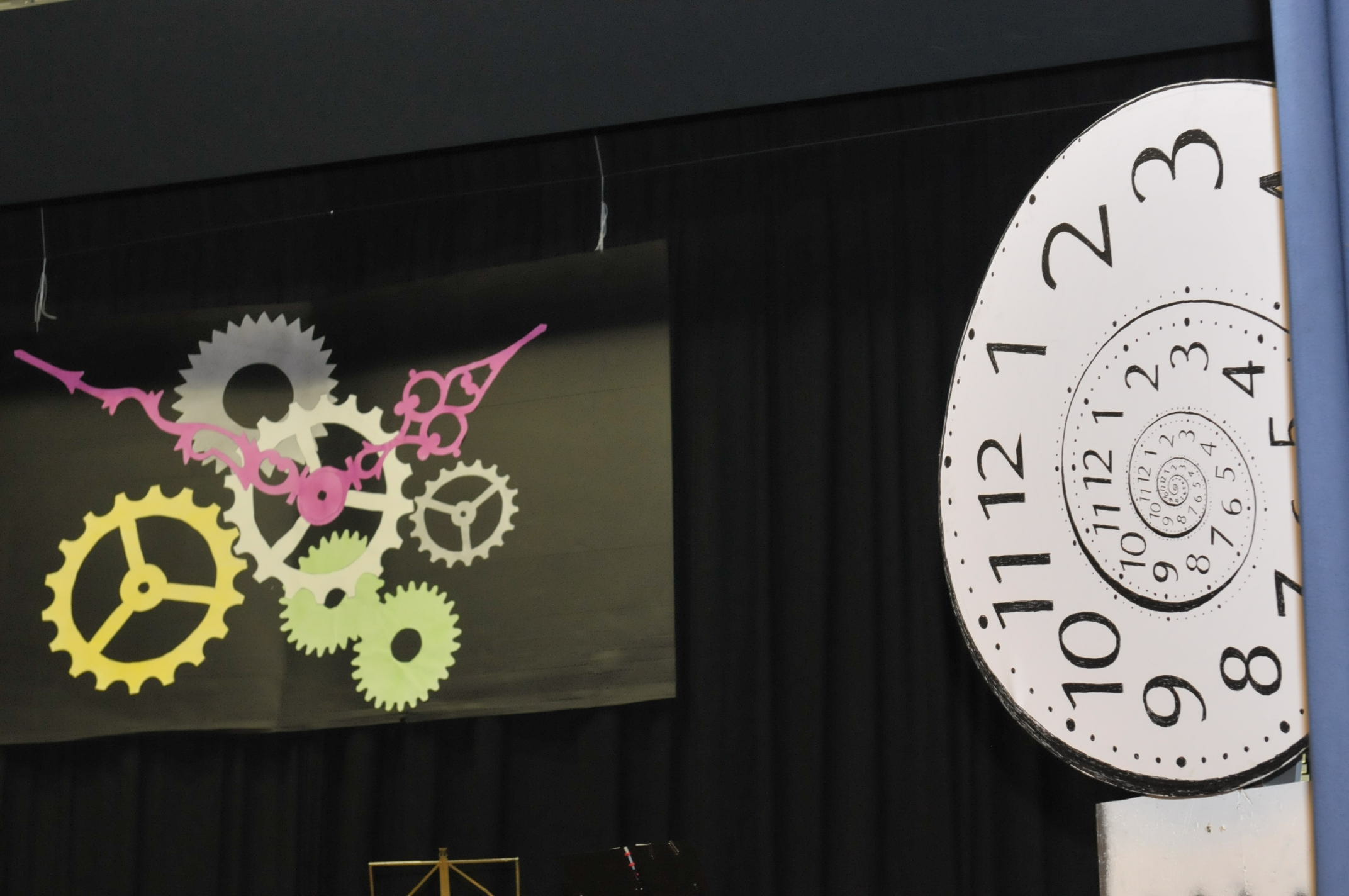 Unsere Zeitmaschine. (Zahnräder und ein spiralförmiges Ziffernblatt.)