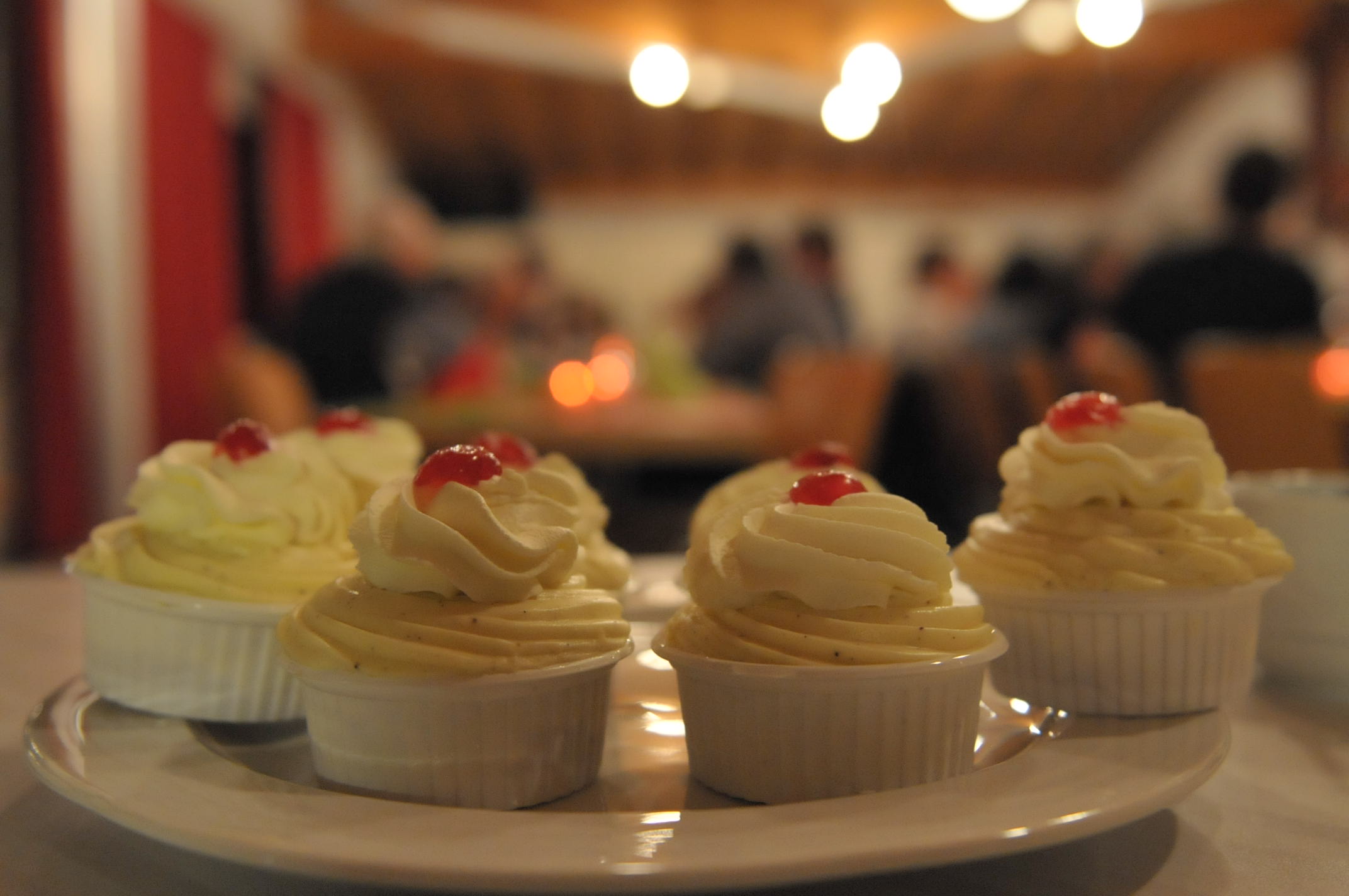 Diplomat auf weissem Teller.