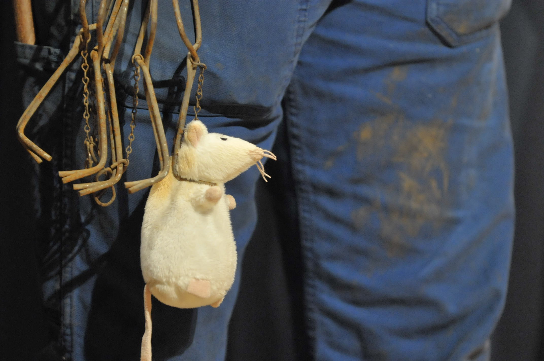 Stoffmaus auf Mausefallen an Gürtel.