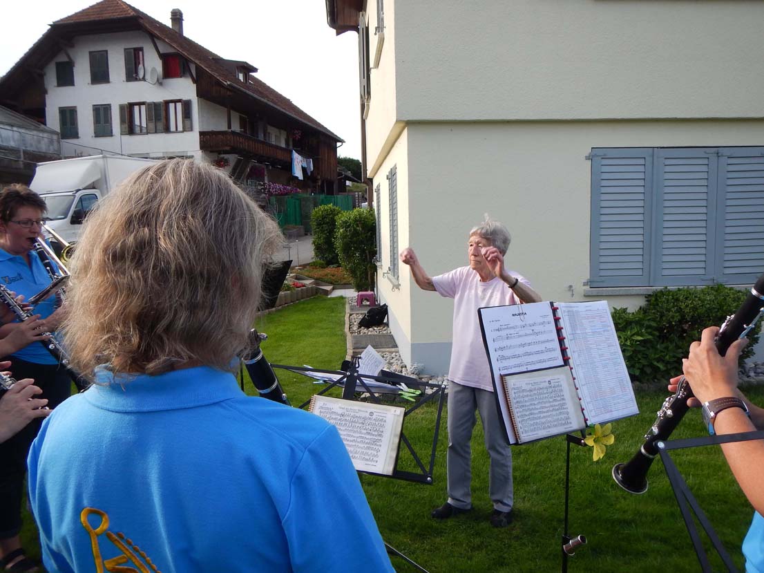 Die Jubilarin am Dirigieren