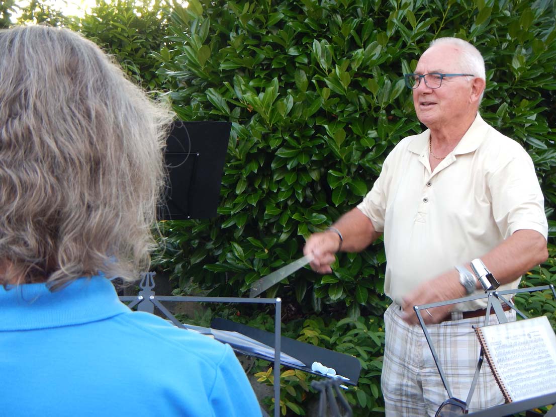 Jubilar am Dirigieren.