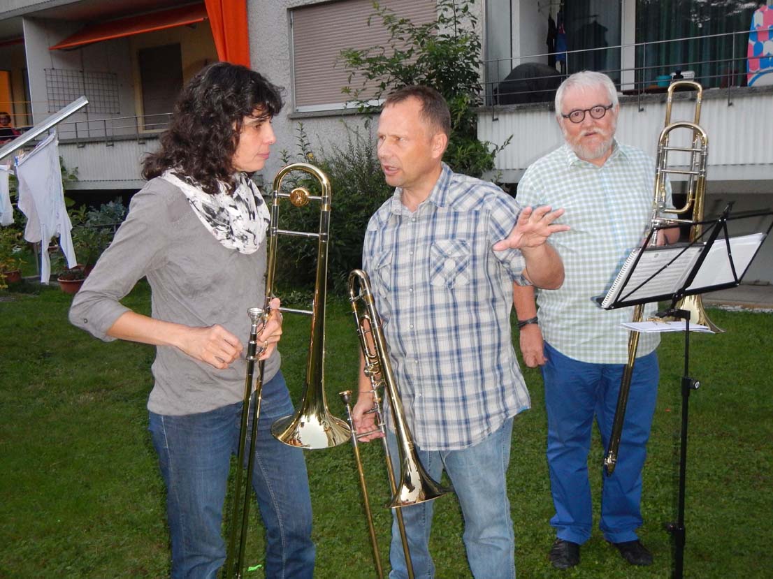 Angelika mit zwei Posaunisten der ehemaligen Polizeimusik.