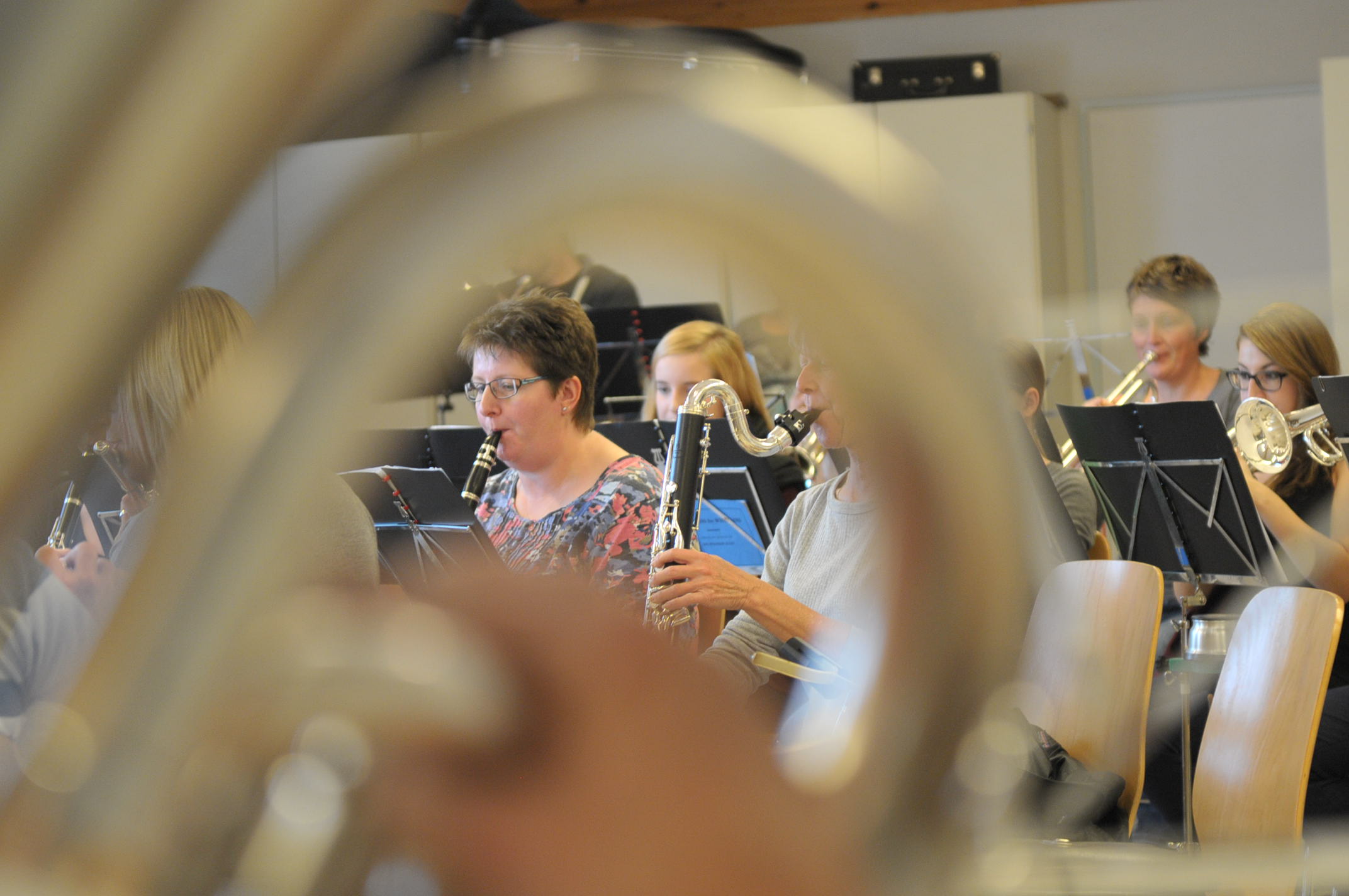 Sandra mit Klarinette. Aufgenommen durch die Bögen des Basses.