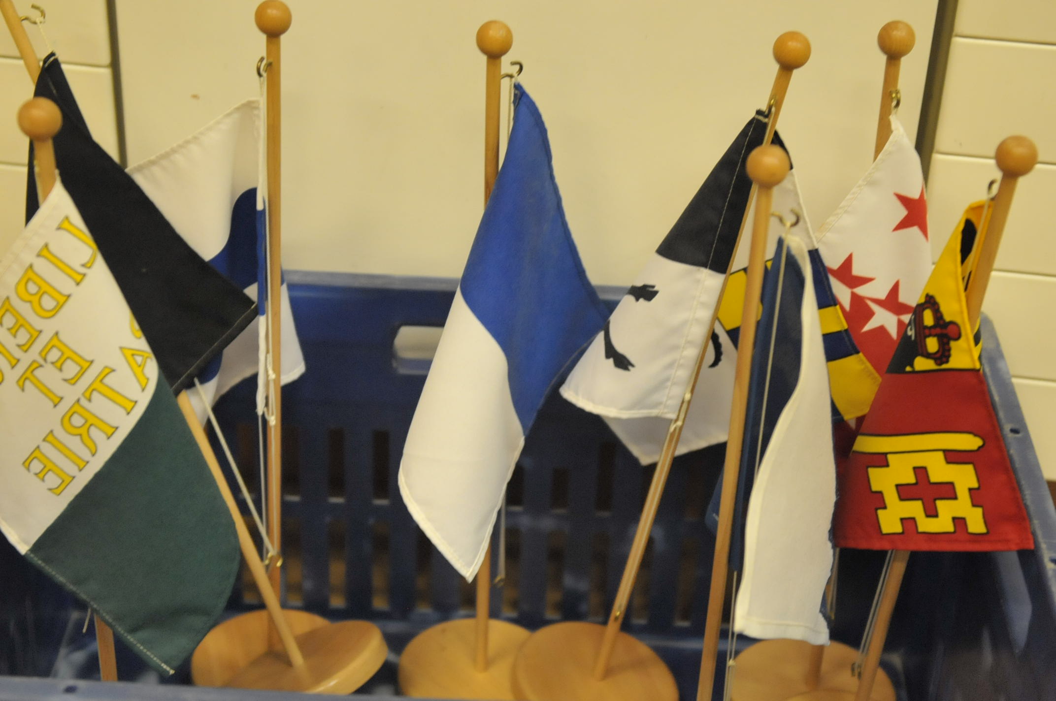 Kantonsfähnchen stehen zum Verteilen bereit.