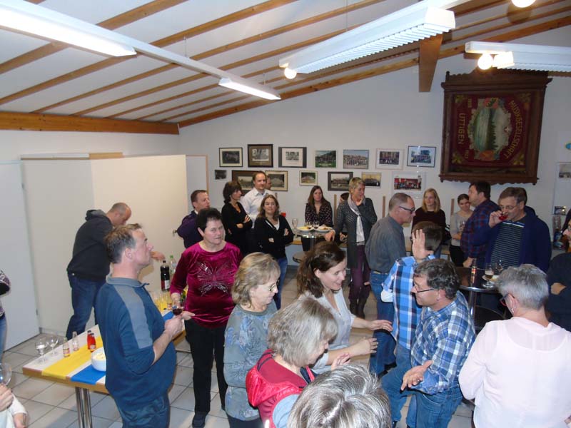 Mitglieder stehen im Probelokal.