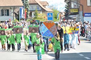 Grün gekleidete Kinder am Umzug.
