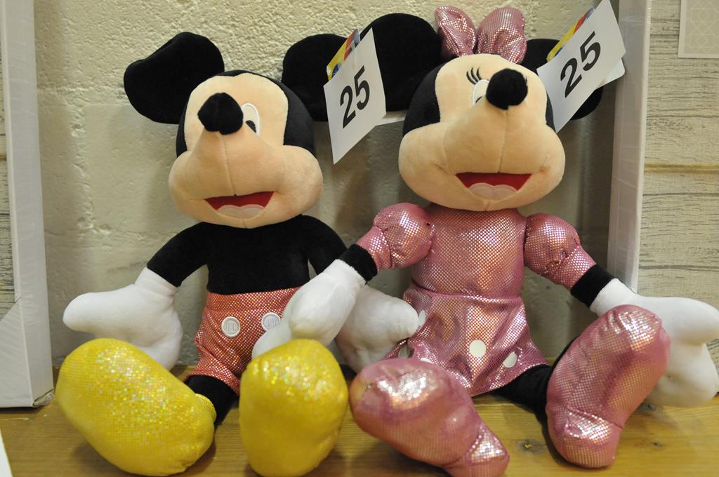 Mickey und Minnie. Diese Plüschtiere können für je 25 gewonnene Punkte mitgenommen werden.