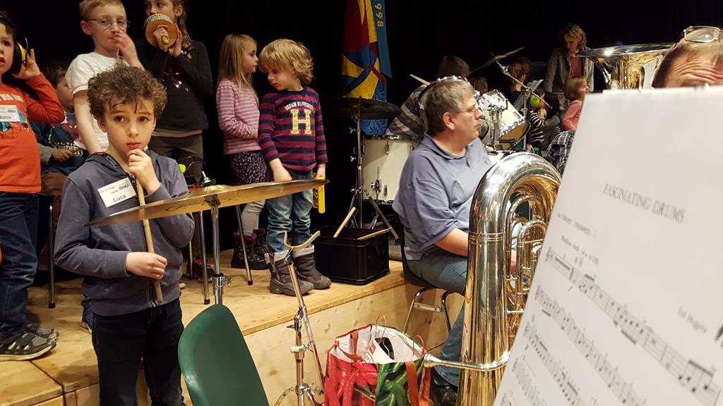 Kinder auf der Bühne warten auf den Einsatz.
