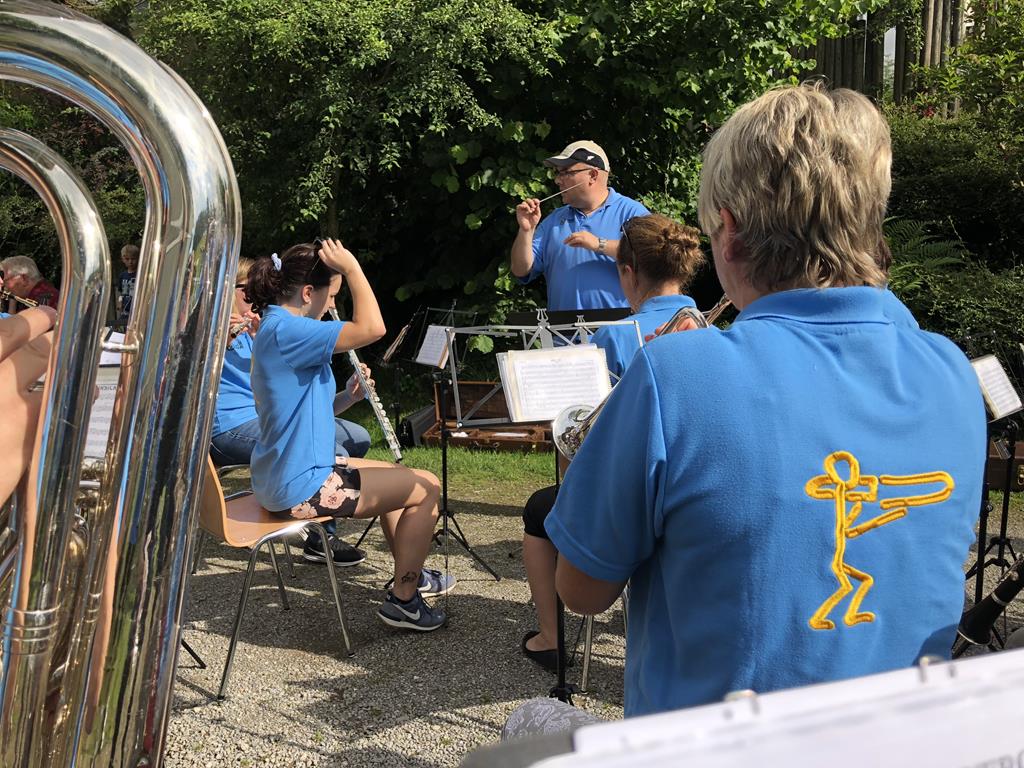 Die MGU gibt an der Sonne ein Ständchen.