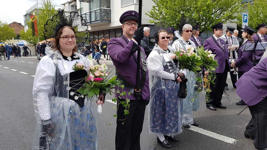 Fähnrich mit unseren Ehrendamen der Trachtengruppe Heimberg