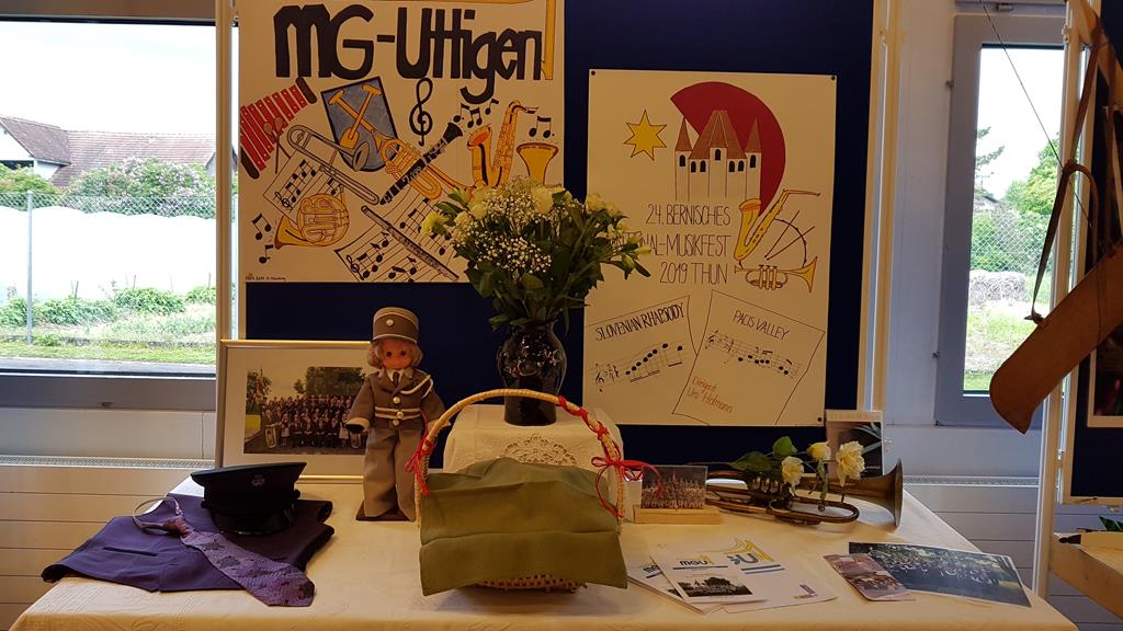 "Unser" Tisch mit allerlei Angaben zu unserem Verein.