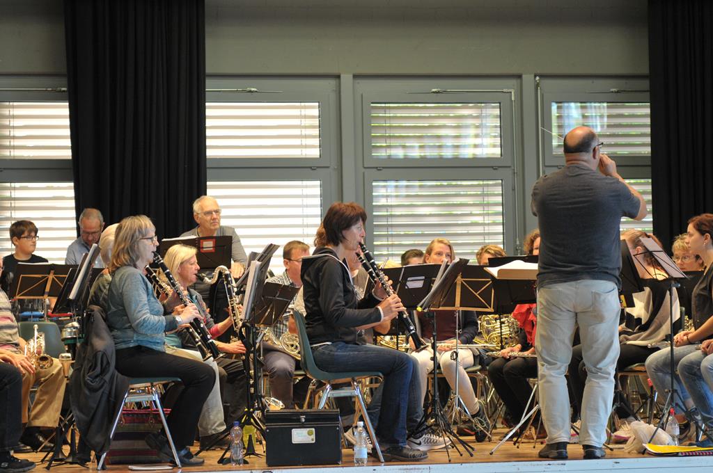 Die MGU anlässlich der Sonntagsprobe auf der Bühne.