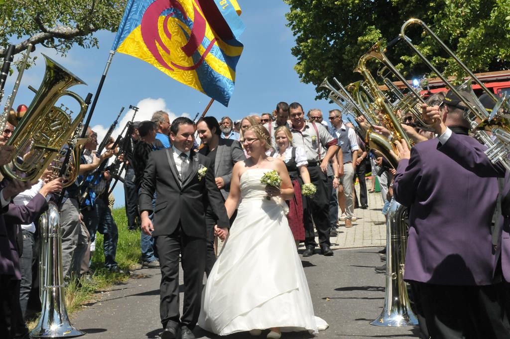 Das Brautpaar unter dem Spalier der MGU