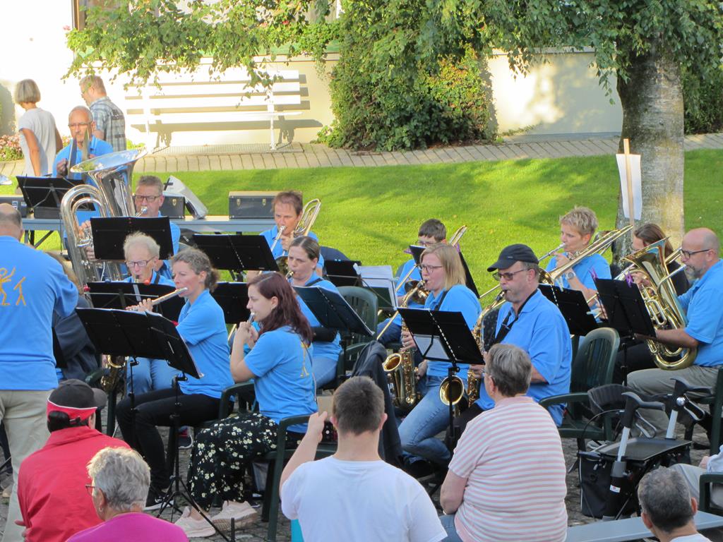Die MGU spielt sitzend im Park der Stiftung Uetendorfberg.