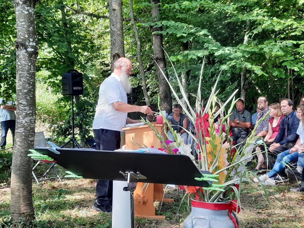 Pfarrer Glauser während der Predigt.