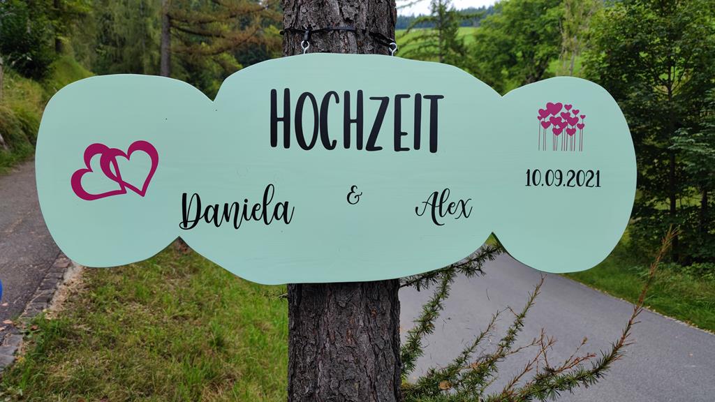 Hochzeitstafel mit den Namen der Brautleute, welche den Weg auf den Appenberg weist.